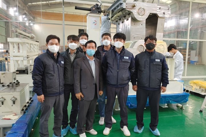 First vacuum vessel gravity support from Korea